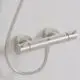 Brausethermostat mit zwei Bedienelementen, montiert an der Wand. Das Produkt stammt von Ideal Standard und hat eine klare, funktionale Gestaltung in Silber.